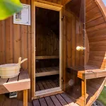 בקתה By Pond With Sauna
