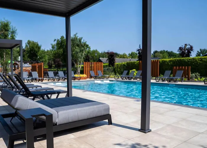 By Pond With Sauna Chalet Veldhoven